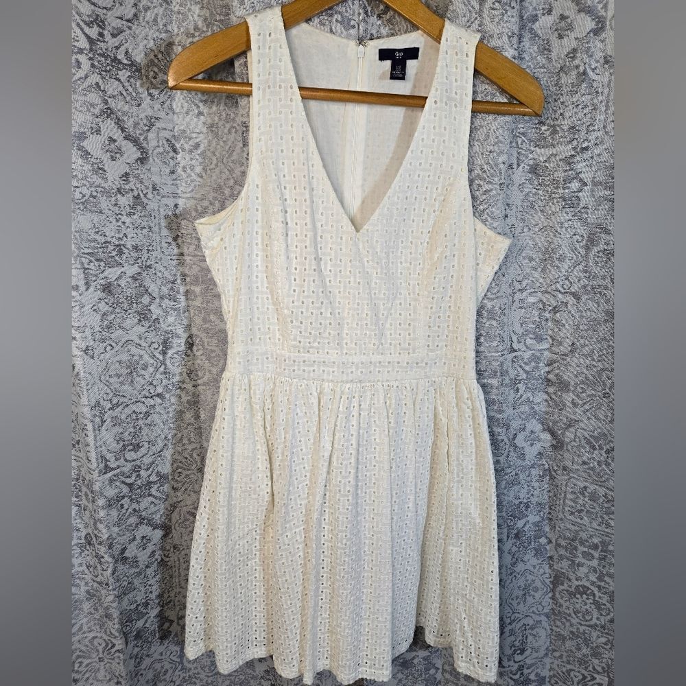 Gap eyelet summer fit and flare v neck racer back size 4 cotton sleeveless white
